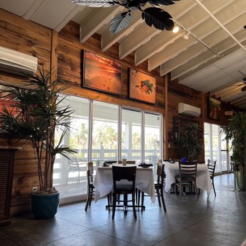 Traders - a dining room with a ceiling fan - Seafood Near Me - Sanibel, Florida