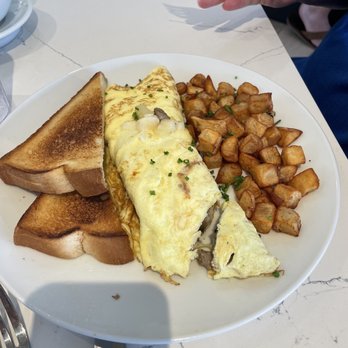 Hunger Crush Cafe - Three-egg Omelette with country potatoes and toast - hardy helpings! - American Near Me - Montgomery, Texas