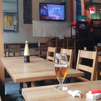 Parn Thai Take Away - Finns även television & radio i bakgrunden - Restaurants Near Me - Södertälje, Alberta