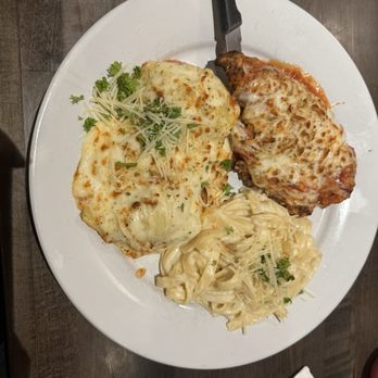 Strings Italian Cafe - Cheese Stuffed Shells, Alfredo, Chicken Parmesan - Italian Near Me - Visalia, California Strings Italian Cafe - Cheese Stuffed Shells, Alfredo, Chicken Parmesan - Italian Near Me - Visalia, California