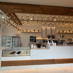World Traveler Coffee Roasters - Love the bright interior!