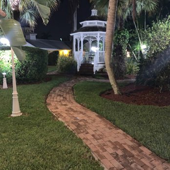 Lemon Tree Inn - A Beautiful Gazebo Sits In The Middle Of The Small Inn.  Lovely Landscaping...Quiet and Peaceful. - Hotels Near Me - Naples, Florida