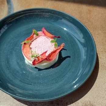 Restaurant Pearl Morissette - Rose mondarda mousse with dried rhubarb - Diners Near Me - Lincoln, Ontario