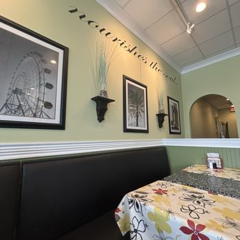 Chicken Salad Chick - Eating area - Southern Near Me - Orlando, Florida