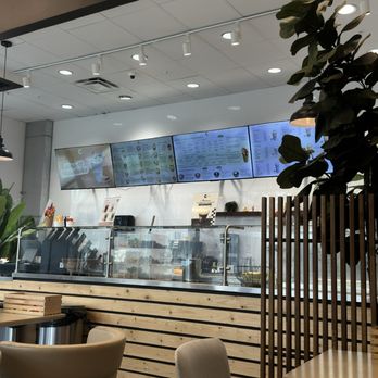 Cream de la Cream - Interior seating area. - Ice Cream & Frozen Yogurt Near Me - Tampa, Florida