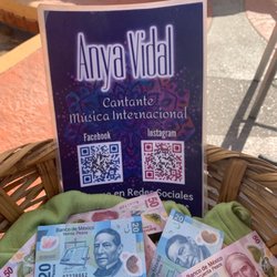 Centro Laguna - Anya Vidal the free entertainment today. She's muy bueno!!