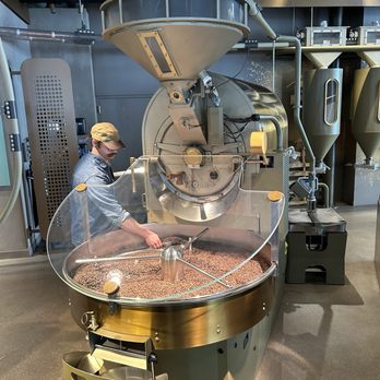 Starbucks Reserve Roastery Chicago - Coffee Roasteries Near Me - Chicago, Illinois Starbucks Reserve Roastery Chicago - Coffee Roasteries Near Me - Chicago, Illinois