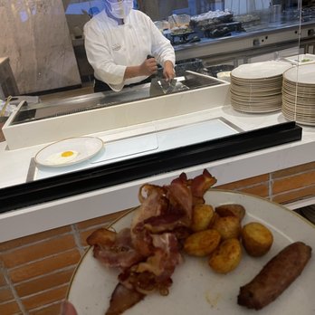 Malva - Omelet being cooked - Buffets Near Me - Cancún, ROO