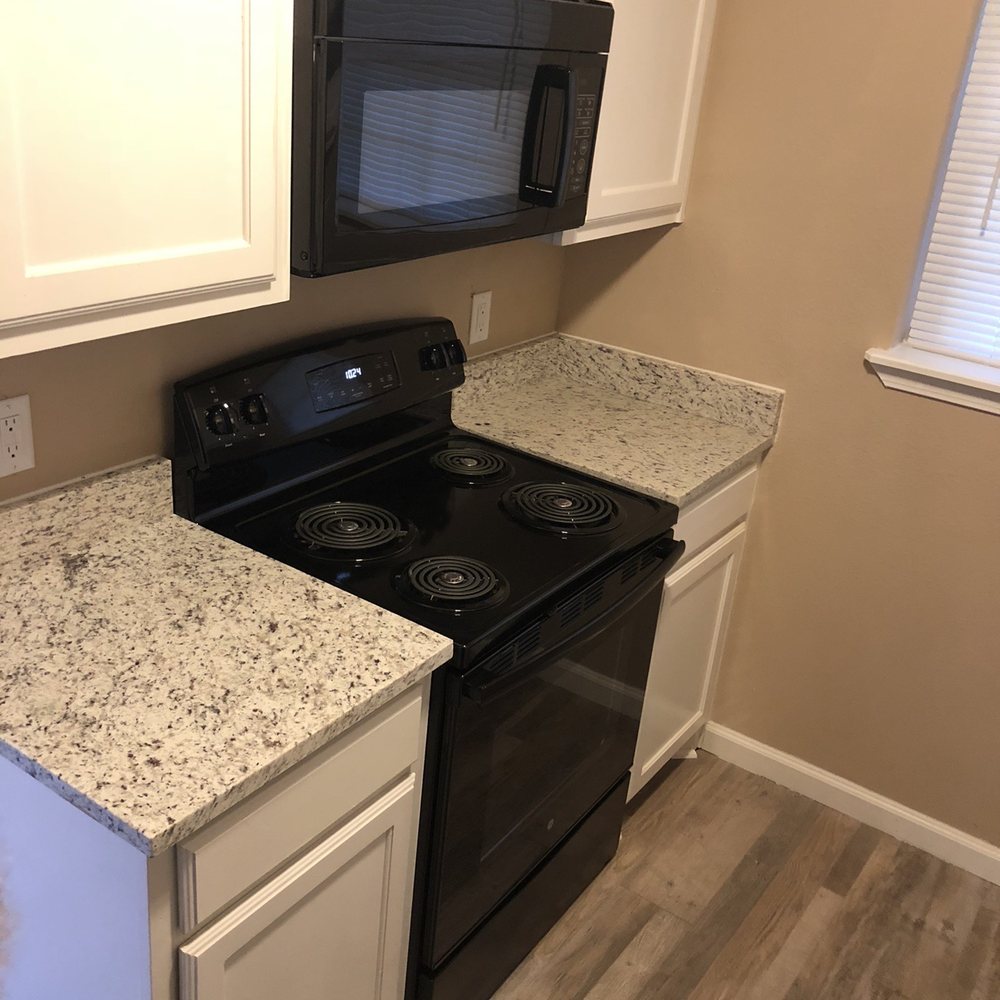 Colonial Apartments - Kitchen - Apartments Near Me - Paris, Texas