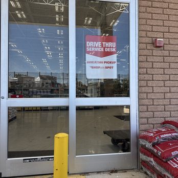 BLAIN'S FARM & FLEET - Elgin, IL - Pick up - Farming Equipment Near Me - Elgin, Illinois