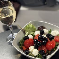 Prima Vista Lounge - Salad plus wine