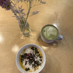 KALE and COCO - Golden porridge & matcha latte