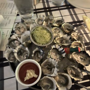 Hugo's Frog Bar & Fish House - Seafood Near Me - Chicago, Illinois