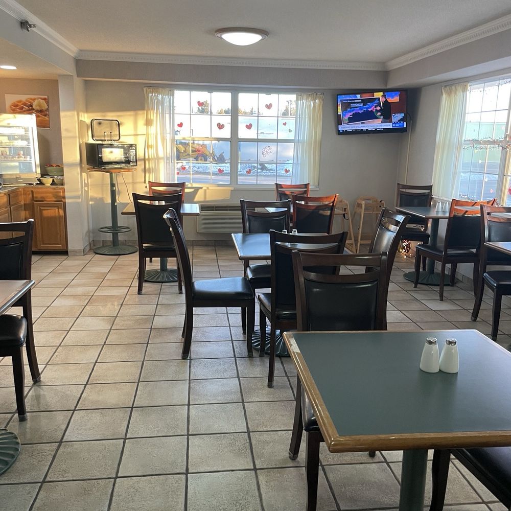 Quality Inn & Suites - Breakfast dining area - Hotels Near Me - Manistique, Michigan