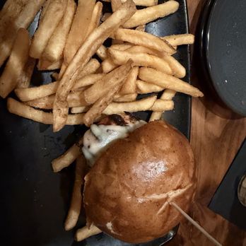 Sunriver Brewing Co - Sunriver Pub - Grilled chicken burger - Brewpubs Near Me - Sunriver, Oregon