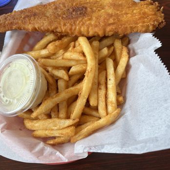 Evan's Roadhouse Restaurant & Pub - Fish and chips basket with tartar sauce - American Near Me - Drums, Pennsylvania