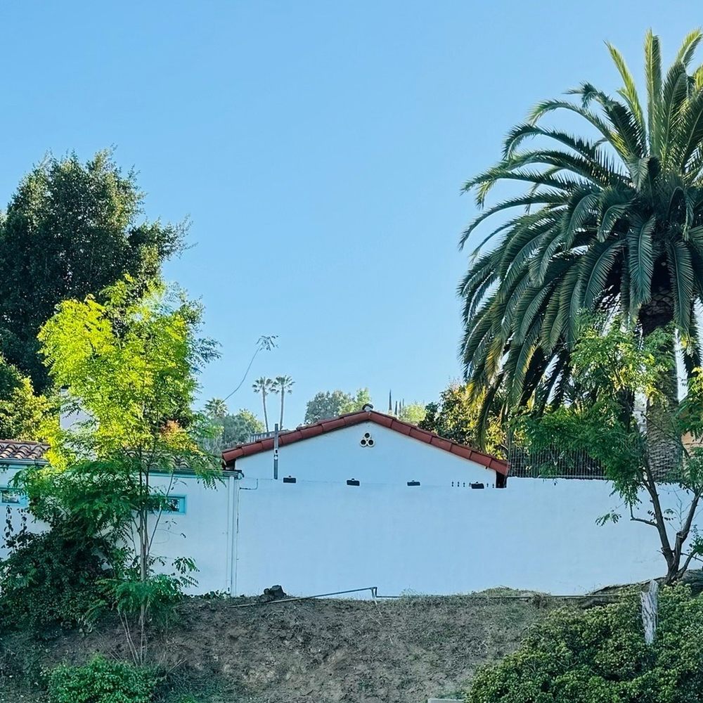 Peak Electrical Contractors - Finished exterior lighting along the fence. - Electricians Near Me Peak Electrical Contractors - Finished exterior lighting along the fence. - Electricians Near Me