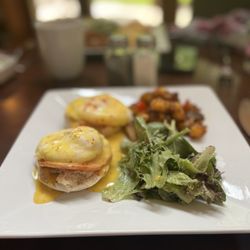 Makanda Inn - Delicious Eggs Benedict. Highly recommend adding any meal to your stay.