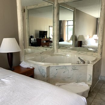 Holiday Inn Southgate - Hotels Near Me - Southgate, Michigan