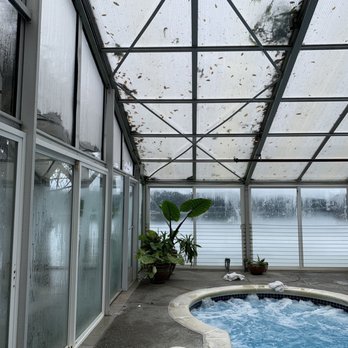 Alderbrook Resort & Spa - A bit dirty/messy pool/jacuzzi area - Resorts Near Me - Union, Washington Alderbrook Resort & Spa - A bit dirty/messy pool/jacuzzi area - Resorts Near Me - Union, Washington