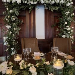 Dalsimer Spitz & Peck - Sweetheart table and flower arch