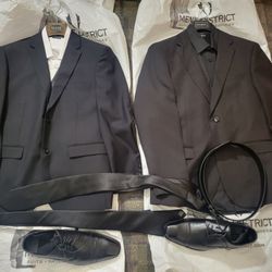 Men's District - 2 full suits shoes and belt and 3 ties