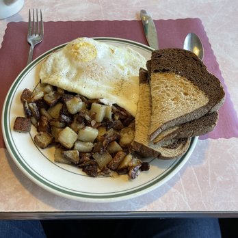 50's Diner - Homemade Corned Beef Hash and Eggs - American Near Me - Dedham, Massachusetts