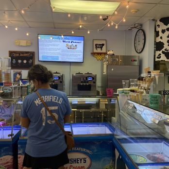 Scoops Venice Ice Cream - Bright, colorful space - Ice Cream & Frozen Yogurt Near Me - Venice, Florida