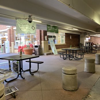 Publix - empty tables and benches in a parking garage - Grocery Near Me - Atlanta, Georgia