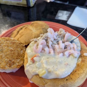 Cool Cat Cafe - Clam chowder bowl with shrimp and crab - American Near Me - Pismo Beach, California Cool Cat Cafe - Clam chowder bowl with shrimp and crab - American Near Me - Pismo Beach, California