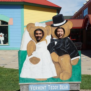 Vermont Teddy Bear - Photo Op! It has a place to put your camera! - Toy Stores Near Me - Shelburne, Vermont