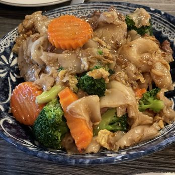 May Thai Kitchen - Pad See Ew w/ beef - Thai Near Me - Alameda, California May Thai Kitchen - Pad See Ew w/ beef - Thai Near Me - Alameda, California