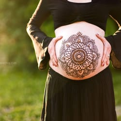 Expecting New Life Birth Services - Beautiful henna design on a lovely pregnant belly. Henna by Heidi Duncan; Photo by Victoria Herschmann (the story tog)
