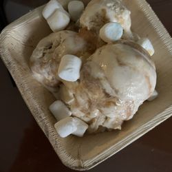 Creek Ice Creamery - Dulce de leche ice cream with marshmallows, 2 scoops of