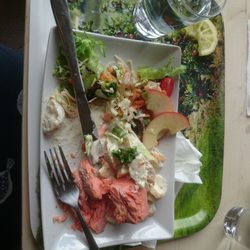 Rudenstams Gårdsbutik - Rökt regnbåge från Sjöarps rökeri. Potatissallad med senap och Rudenstams egna äpplen.