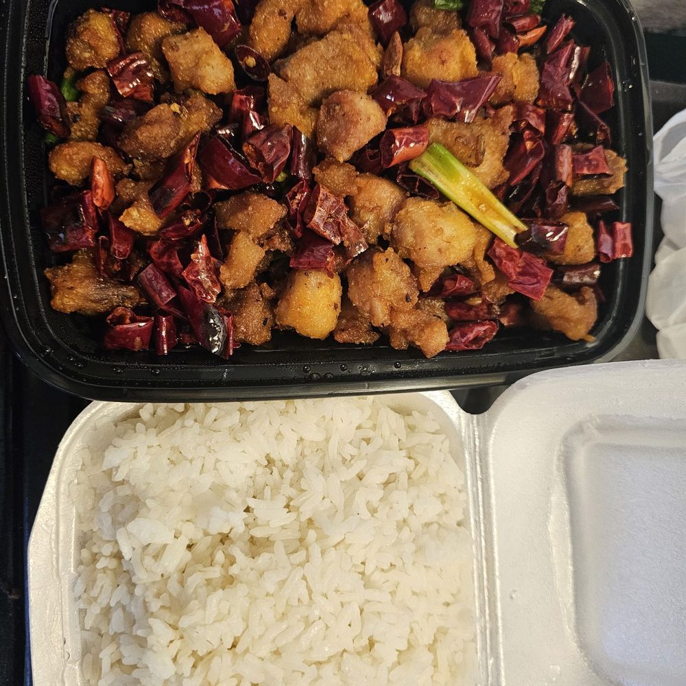 "Crispy, spicy, and savory" chicken with rice "Crispy, spicy, and savory" chicken with rice