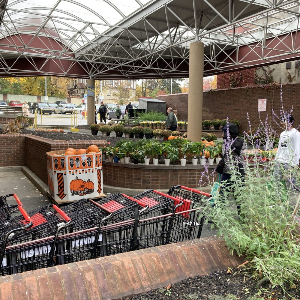 Giant Eagle - Carts in front of entrance - Drugstores Near Me - Pittsburgh, Pennsylvania