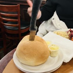 Baren Haus - Bread with regular butter and garlic butter