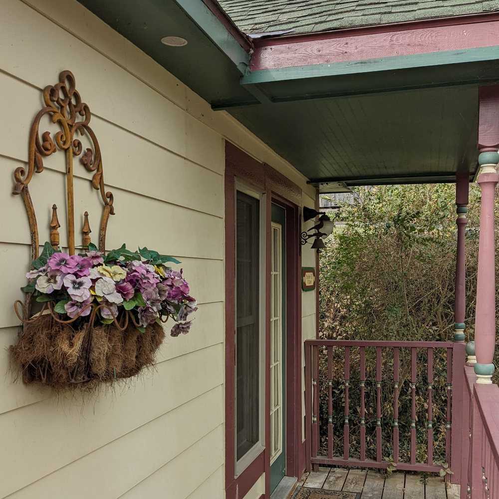 Hidden Springs Bed & Breakfast - Cottage entrance - Hotels Near Me - Eureka Springs, Arkansas Hidden Springs Bed & Breakfast - Cottage entrance - Hotels Near Me - Eureka Springs, Arkansas