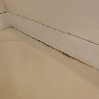 Grey Squirrel Resort & Vacation Rental Homes - Bathtub mildew - Big Bear Lake, CA