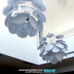 Cef Valencia - Espectacular salón a doble altura con lámparas de diseño en la construcción de vivienda realizada por CEF Valencia, s.l.