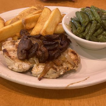 Texas Roadhouse - Chicken with mushrooms and onions, green beans and steak fries. - Steakhouses Near Me - Naples, Florida Texas Roadhouse - Chicken with mushrooms and onions, green beans and steak fries. - Steakhouses Near Me - Naples, Florida