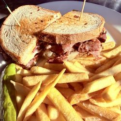 Collins Pub - Rueben's sandwich
