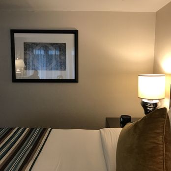 L'Hermitage Hotel - Comfortable bed - Hotels Near Me - Vancouver, British Columbia
