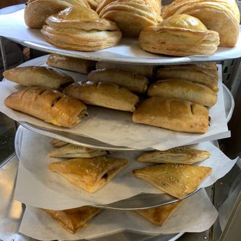 Fay Da Bakery - Curry Beef & Char Siu Puffs, Chicken Pies & Apple Turnovers - Bakeries Near Me - New York, New York