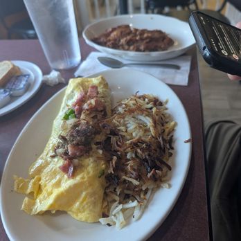 Englewood Cafe - Meat omelette, potatoes, wheat toast + potatoes - Cafes Near Me - Independence, Missouri Englewood Cafe - Meat omelette, potatoes, wheat toast + potatoes - Cafes Near Me - Independence, Missouri