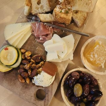 Ripple Wine Bar O'Bryonville - Charcuterie board - Wine Bars Near Me - Cincinnati, Ohio