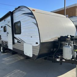 Shiny, well-maintained exterior. Was actually a repaired front end. Unable to access roof to see any reason.