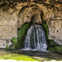 Grotta del Ninfeo - Wasser aus einem Aquädukt (02/2020)