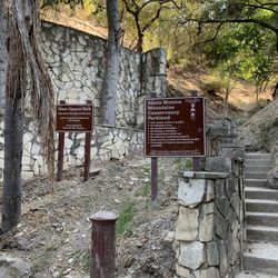 Dixie Canyon Park - Entrance at end of Dixie canyon avenue.  Narrow trial, slippery from dry leaves (went in fall), step with lots of switchbacks.
